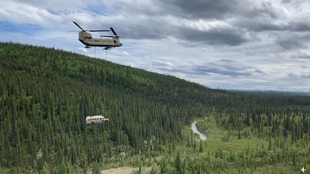 Un helicóptero se lleva el mítico autobús de «Hacia rutas salvajes» a un lugar seguro