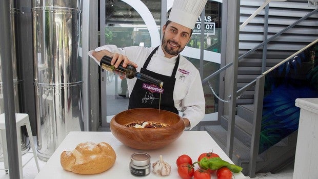 El cocinero que ha desarrollado más de 700 recetas de salmorejos y gazpachos