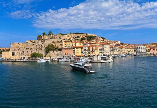 Vista general de la ciudad de Portoferraio en la Isla de Elba