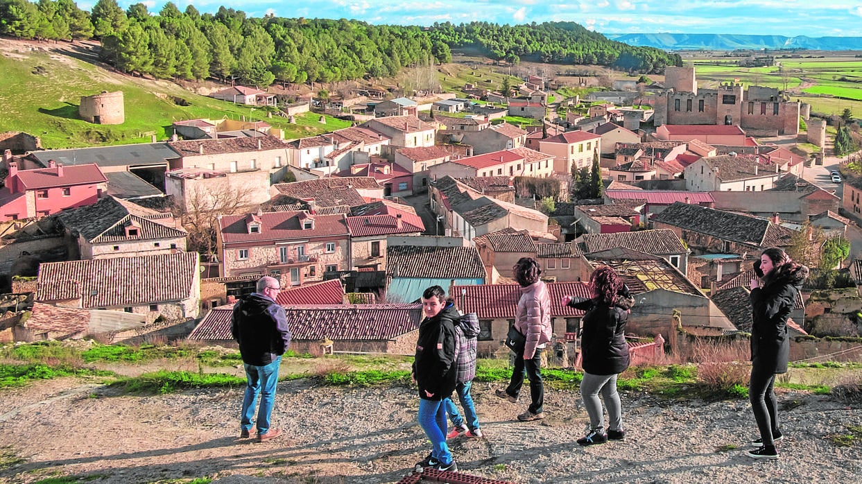 Trigueros del Valle con su castillo encantado al fondo