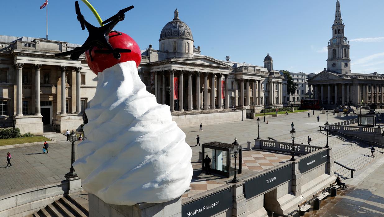 La escultura «The End» de Heather Phillipson en el Cuarto Plinto de Trafalgar Square, en Londres