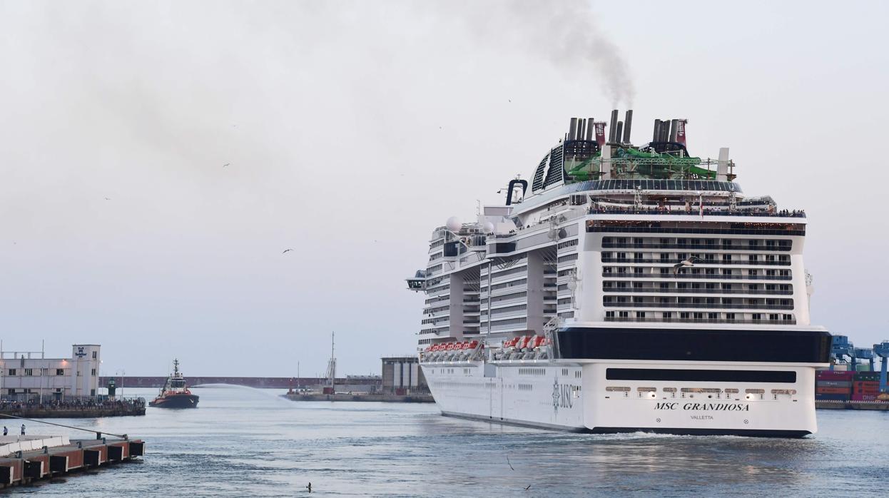 El MSC Grandiosa saliendo del puerto de Génova el domingo 16 de agosto