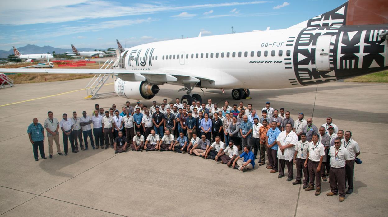 El personal de Fiji Airways, junto al Boeing 737-700 con el que han trabajado 22 años