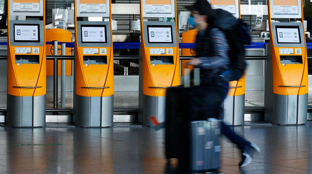 Un pasajero en el aeropuerto de Fráncfort