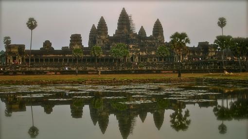 Al atardecer, la romántica estampa del templo de Angkor se refleja en el foso que lo rodea