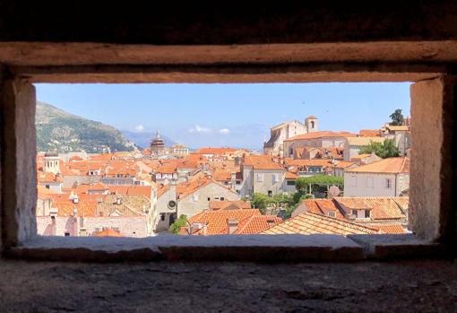 Las murallas que protegen y escoltan la ciudad vieja de Dubrovnik están llenas de rincones con vistas incríbles de la ciudad