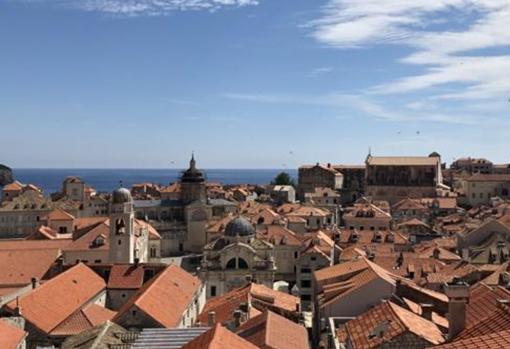 La vista aérea del mar de tejas rojas de la ciudad vieja de Dubrovnik (Desembarco del Rey, capital de los Siete Reinos) es una de las escenas más reconocibles de Juego de Tronos