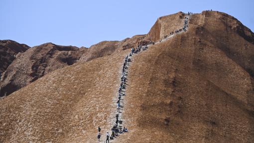 Decenas de turistas ascendieron en octubre de 2019 al Uluru, el monolito rojo sagrado para los aborígenes australianos, para intentar alcanzar la cima antes de que entrara en vigor la prohibición de escalarlo