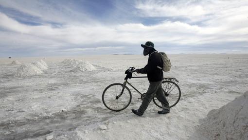 Un hombre caminando en el Salar de Uyuni, que ocupa una superficie de 10.000 kilómetros cuadrados de la regiónboliviana de Potosí