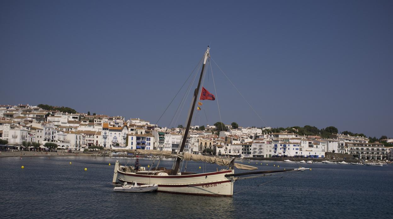 Las casas blancas de Cadaqués vistas desde el mar