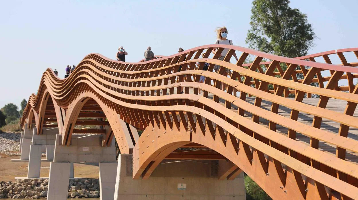 Puente de madera sobre el río Guadalhorce