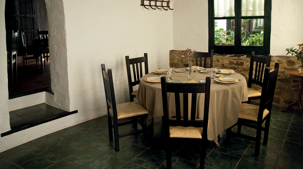 Un rincón del restaurante Arrieros, en Linares de la Sierra