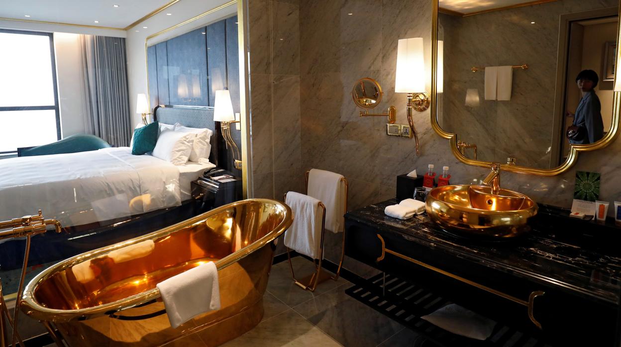 Una bañera y un lavabo bañados en oro en el hotel de lujo Dolce Hanoi Golden Lake en Hanoi