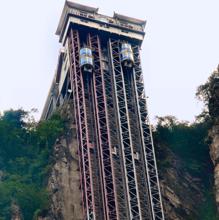 Detalle de la parte superior del ascensor
