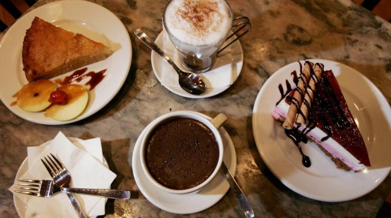 Una merienda con chocolate, café y tartas