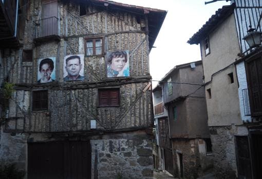 Las calles de Mogarraz, con los retratos de los vecinos obra de Florencio Maíllo