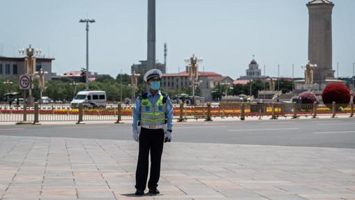 Un oficial de policía en la plaza de Tiananmen, el pasado verano
