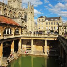 Vista de la piscina grande de las termas romanas de Bath