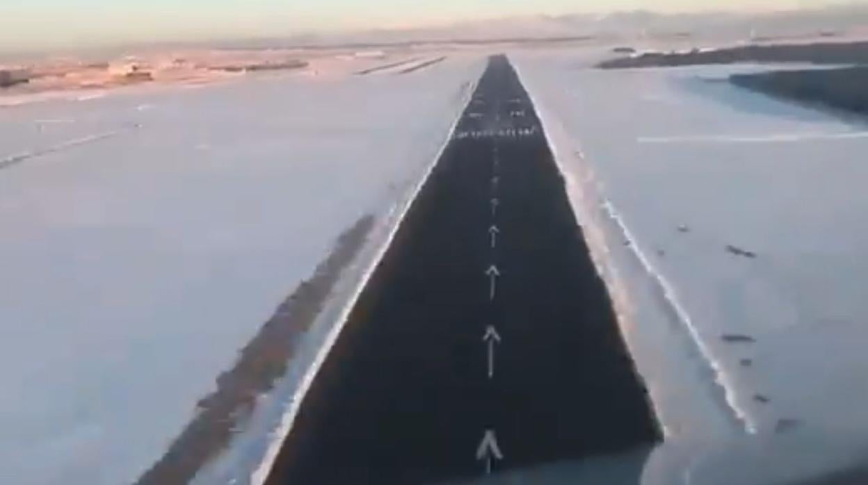 Aterrizaje del vuelo de Iberia en la pista del aeropuerto Adolfo Suárez- Madrid Barajas