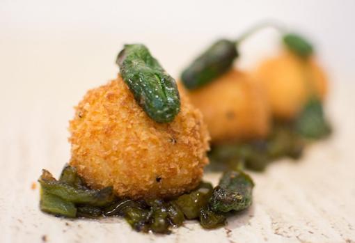 Croquetas de puerro con queso de cabra y pimientos, de La Gastro de Chema