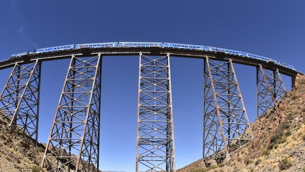 Este es uno de los trenes que circula a más altura en el mundo (y vuelve a funcionar)