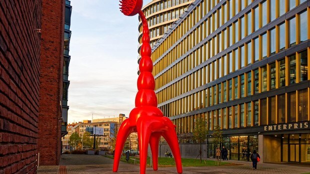 Una jirafa con cabeza de ducha (Praga tiene una nueva e impactante escultura)