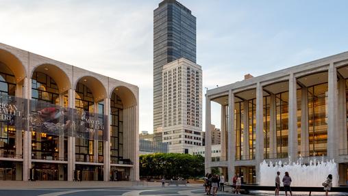 Metropolitan Opera House a la izquierda y David Geffen Hall a la derecha