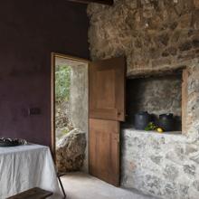 Interior de la Purple House, que fue durante muchos años un cobertizo de herramientas