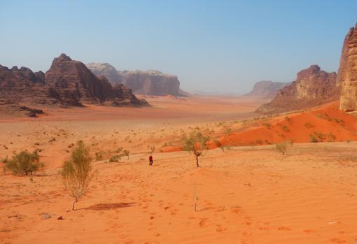 Los tonos rojizos impregnan el paisaje del wadi Rum