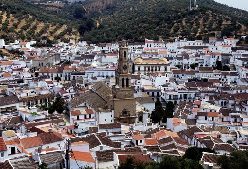 El pueblo de Constantina está enclavado en plena serranía