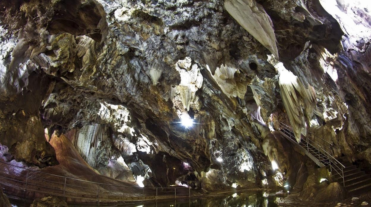 La Gruta de las Maravillas es una cavidad descubierta a finales del siglo XIX en el subsuelo del cerro del Castillo de Aracena (Huelva)