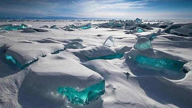 El asombroso fenómeno del «Ojo Azul de Siberia» que puede verse en primavera
