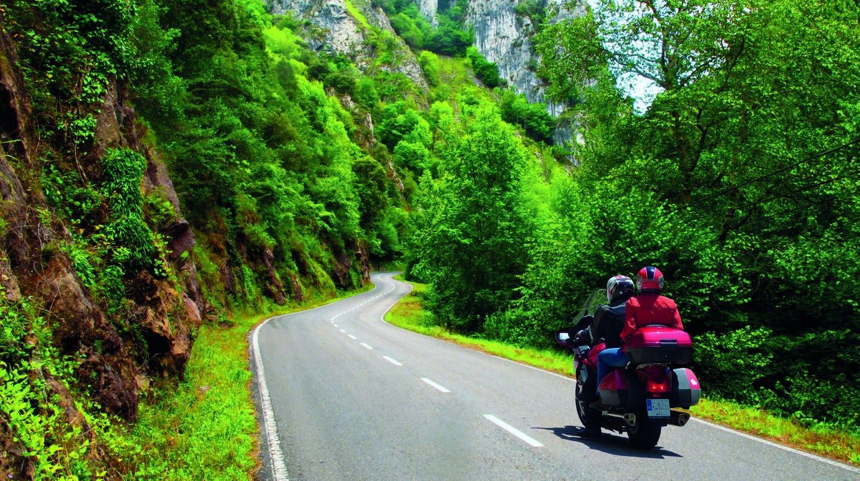 En moto por Somiedo, Asturias