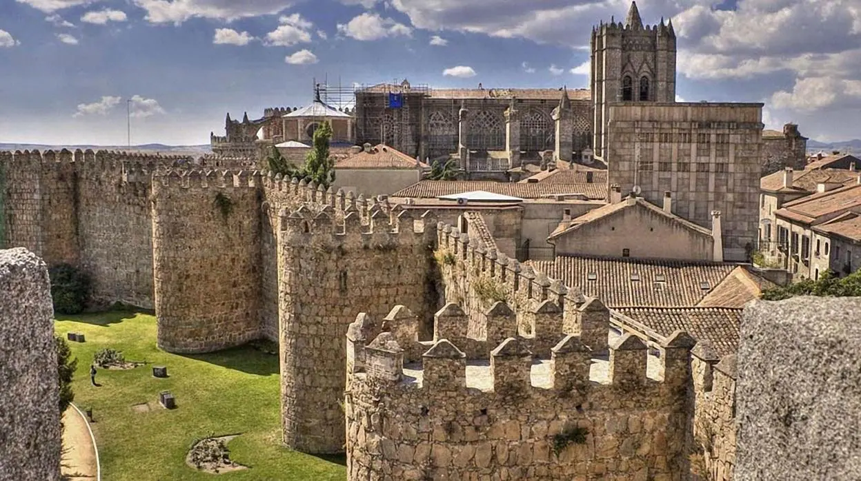 Muralla y, al fondo, catedral de Ávila