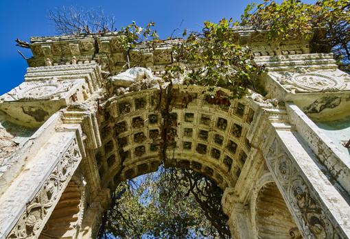 Capilla de las uvas, uno de los accesos desde el jardín bajo al río Ambroz