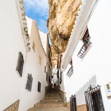 Típica imagen de la localidad de Setenil de las Bodegas