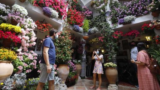 Una foto de recuerdo en el patio de la calle Parras, 5, que junto con el de Marroquíes, 6, han sido los ganadores del Concurso de Patios de Córdoba