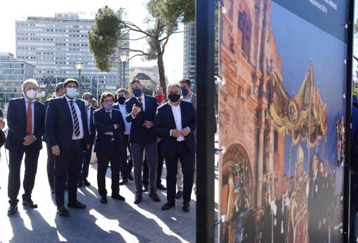 Alberto Aguirre de Cárcer, Fernando López Miras, José Luis Martínez-Almeida y Manuel Martínez Ortuño, ayer, durante la visita a la exposición.