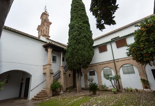 Espadaña de Santa Paula, vista desde el patio interior del convento