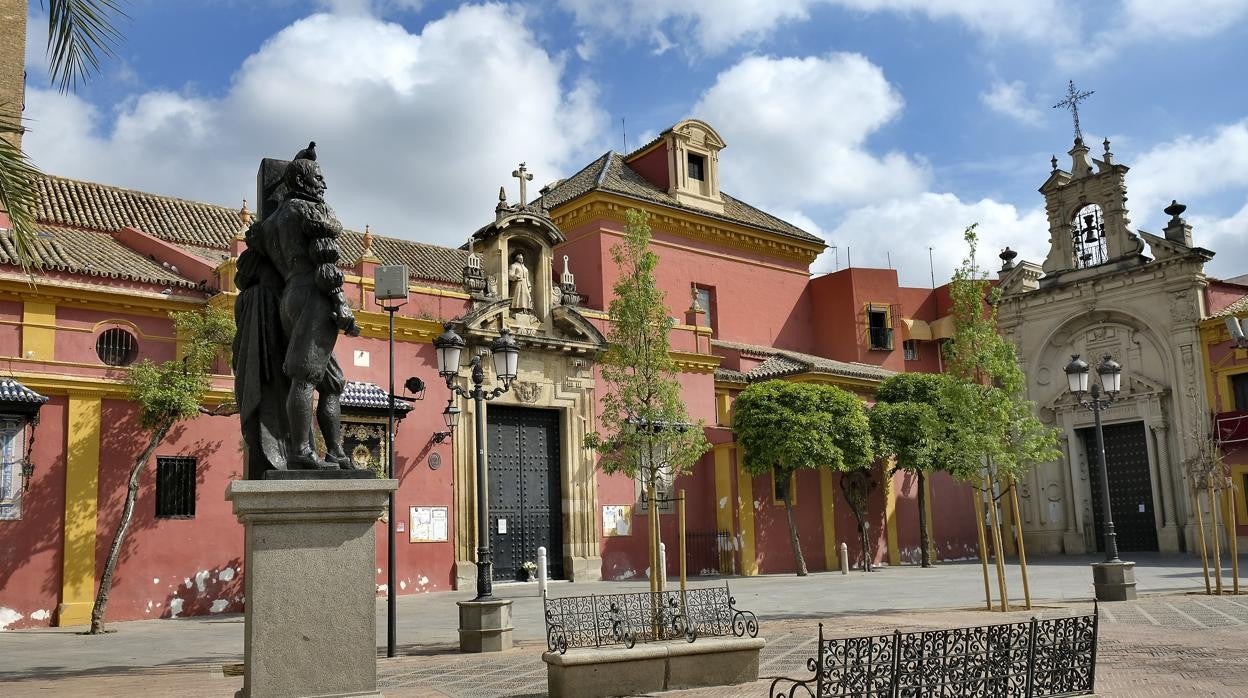 Plaza de San Lorenzo con la espadaña de la Basílica del Gran Poder en el lateral