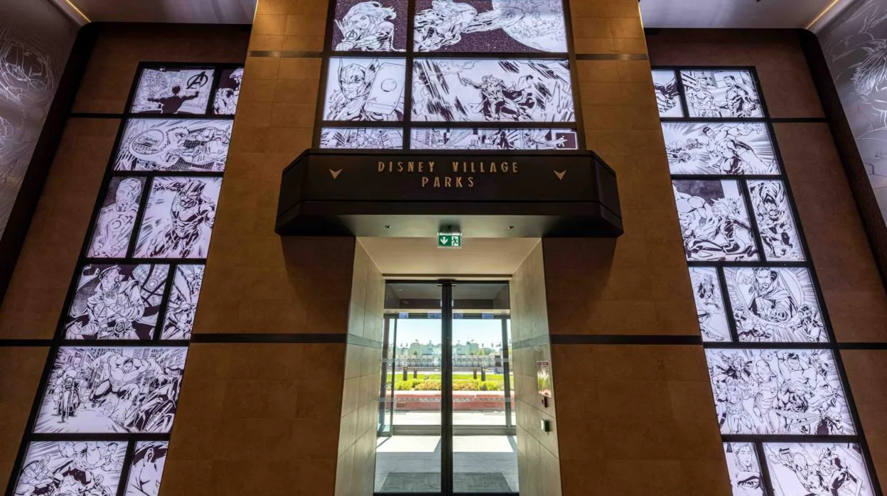 Entrada al nuevo hotel dedicado al universo Marvel, con los dibujos del artista español Carlos Gómez en las columnas y alrededor de la puerta principal
