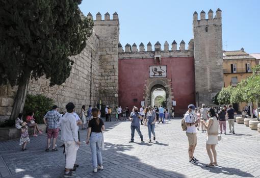 El turismo ya se agolpa frente a la puerta del Real Alcázar