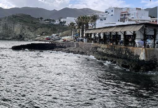 Diferentes establecimientos se ubican junto al mar en la Isleta del Moro.