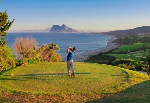 Disfrutar del golf y de maravillosas vistas al Estrecho es posible