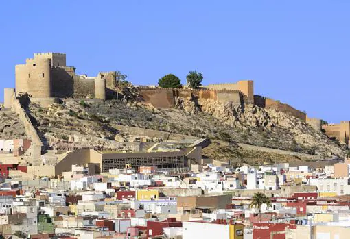 La Alcazaba de Almería y a sus pies el barrio de la Chanca.
