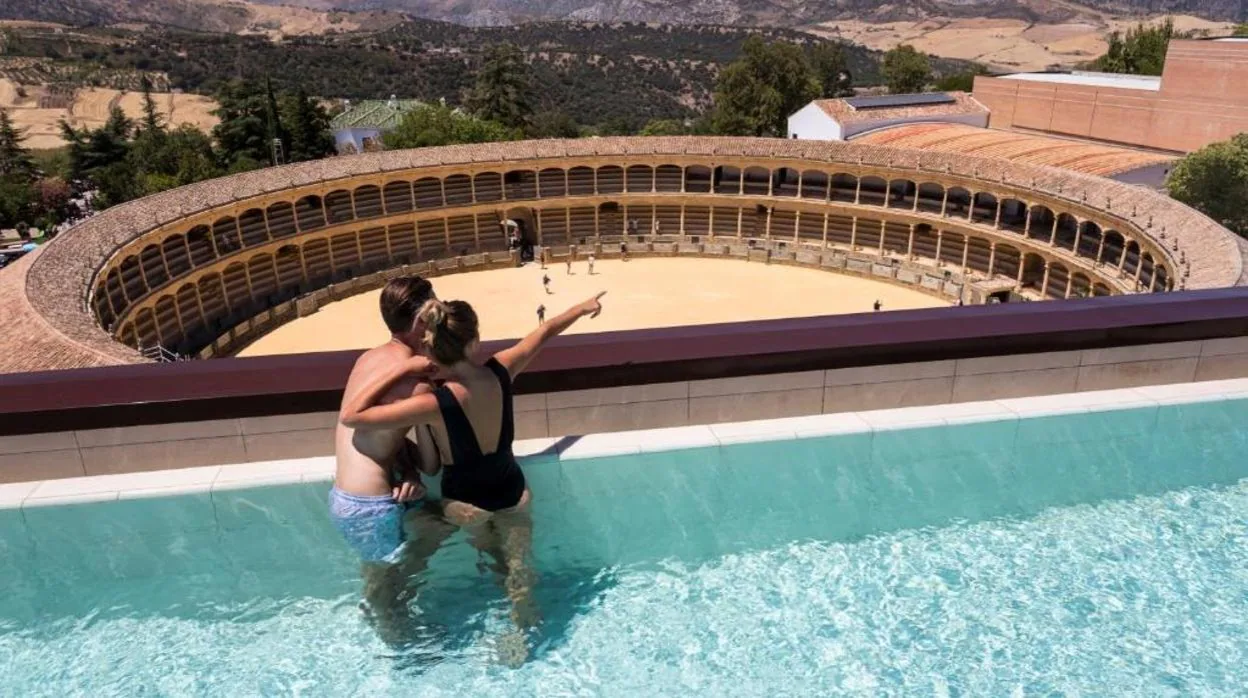Doce (+1) hoteles con piscinas de ensueño en Andalucía para relajarte con  vistas espectaculares