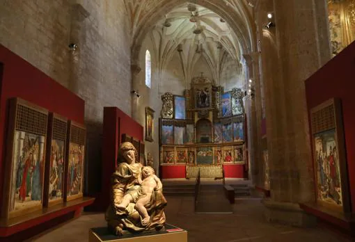 Iglesia-museo de Becerril de Campos. En primer plano, una Virgen de Juni