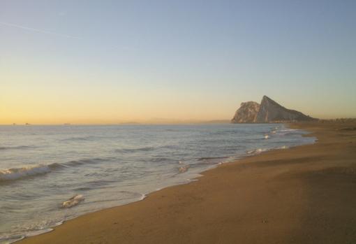 Vista del litoral de Levante de La Línea, con el Peñón de Gibraltar al fondo