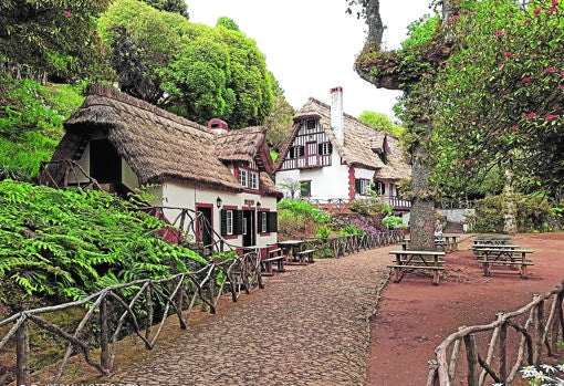 Casa de Abrigo das Queimadas, en el arranque de la levada do Caldeirâo Verde