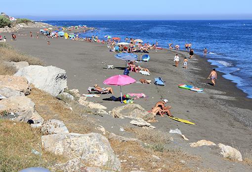 Bañistas en la Playa de Chilches